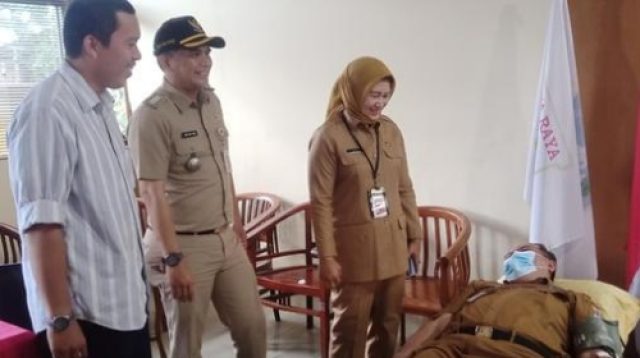 Iin Mutmainnah, Wakil Walikota Jakarta Barat didampingi Camat Palmerah Joko Mulyono dan Ketua Perkumpulan Muda Jakarta Adib Bukhori dalam kegiatan donor darah di aula Kecamatan Palmerah, Senin (20/2/2023). (Foto : Rambukota/yzd)